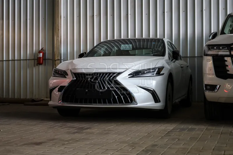 2025 لكزس إي إس 250
