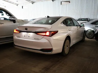 2025 لكزس إي إس 250