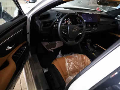 2025 لكزس إي إس 250