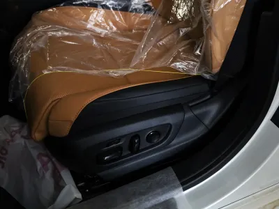 2025 لكزس إي إس 250