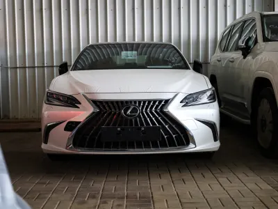 2025 لكزس إي إس 250