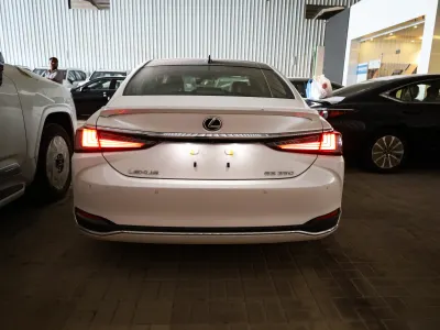 2025 لكزس إي إس 250