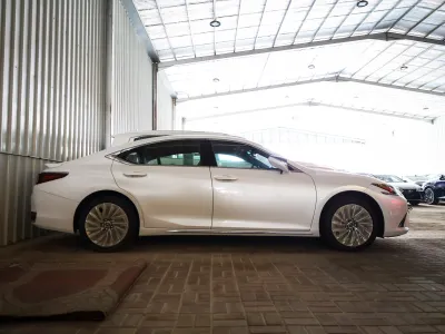 2025 لكزس إي إس 250