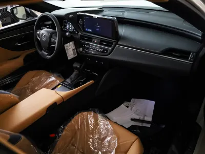 2025 لكزس إي إس 250