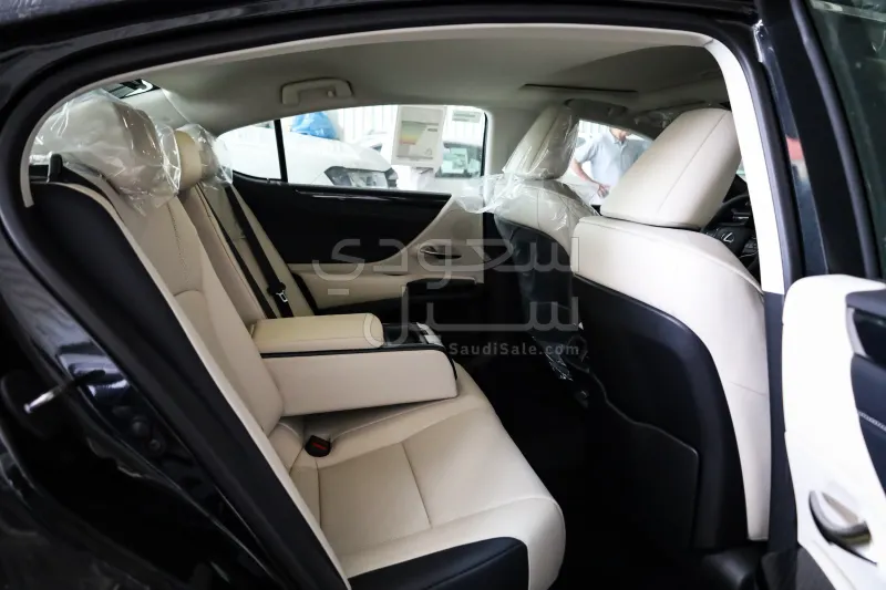 2025 لكزس إي إس 250