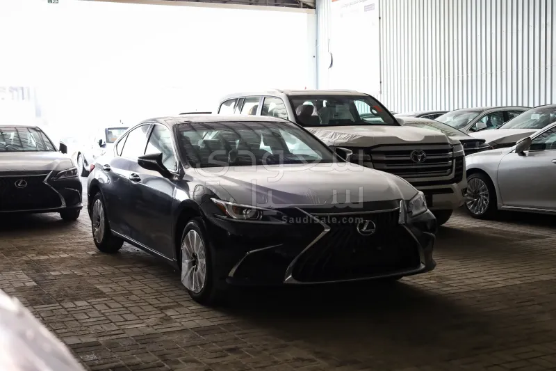 2025 لكزس إي إس 250