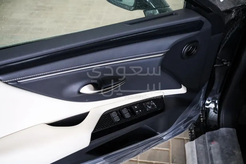 2025 لكزس إي إس 250