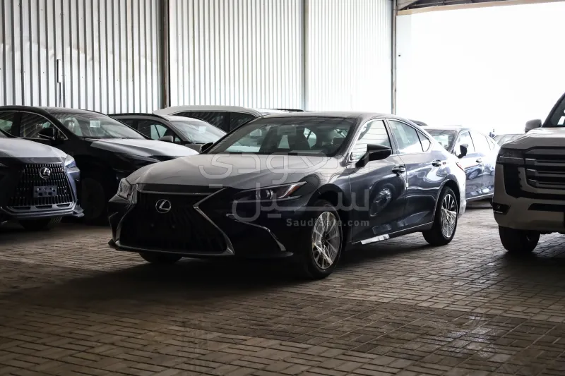 2025 لكزس إي إس 250