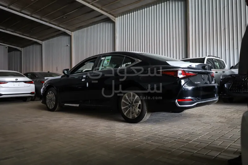 2025 لكزس إي إس 250