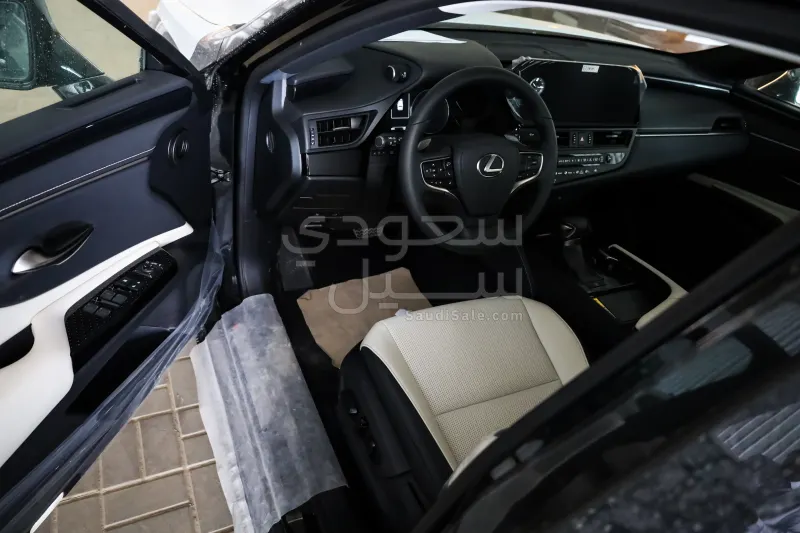 2025 لكزس إي إس 250