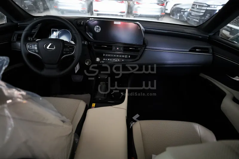 2025 لكزس إي إس 250