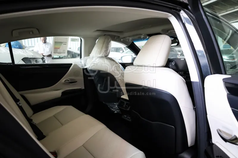 2025 لكزس إي إس 250