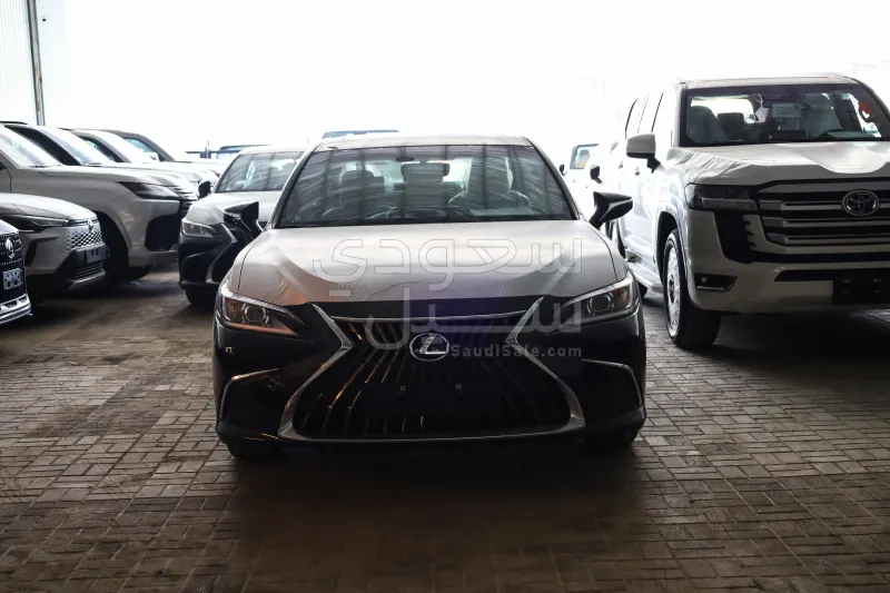 2025 لكزس إي إس 250