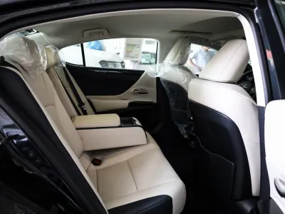 2025 لكزس إي إس 250