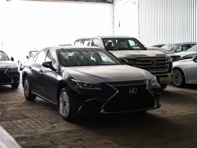 2025 لكزس إي إس 250