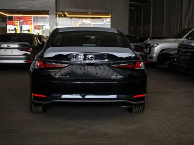 2025 لكزس إي إس 250