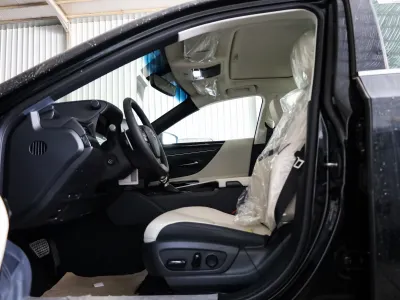 2025 لكزس إي إس 250