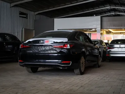 2025 لكزس إي إس 250