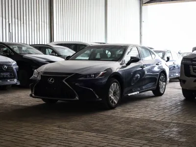 2025 لكزس إي إس 250