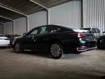 2025 لكزس إي إس 250