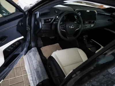 2025 لكزس إي إس 250