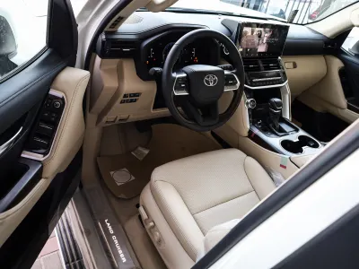 2025 تويوتا لاند كروزر جي اكس ار