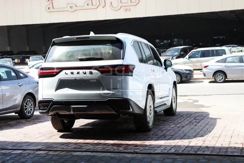 2025 لكزس إل إكس 600