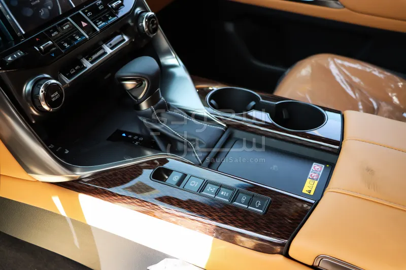 2025 لكزس إل إكس 600