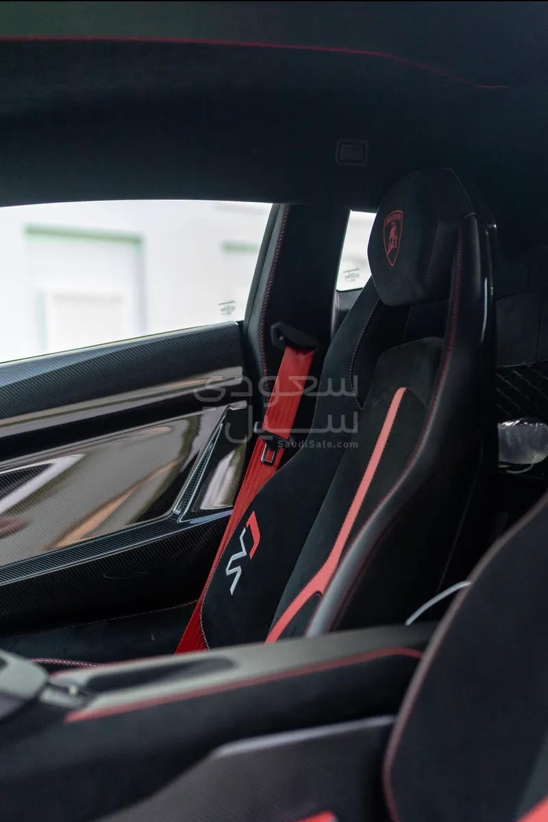 2021 لمبرجيني افنتادور إس في جاي