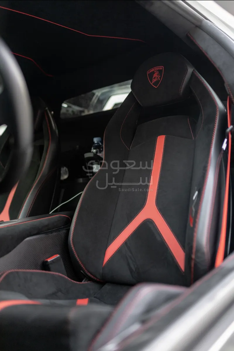 2021 لمبرجيني افنتادور إس في جاي