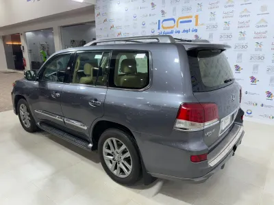 2014 لكزس إل إكس 570 اس