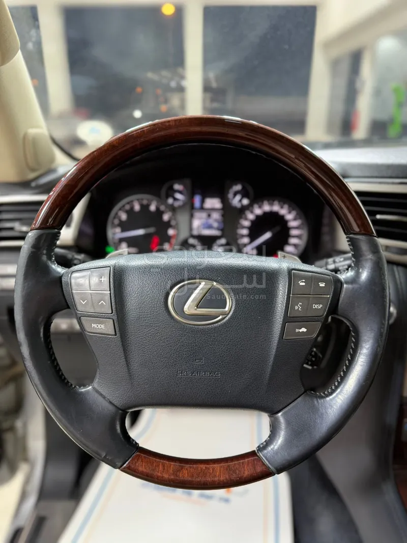 2015 لكزس إل إكس 570 اس
