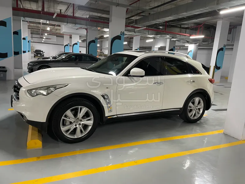 2013 انفينيتي اف اكس 37