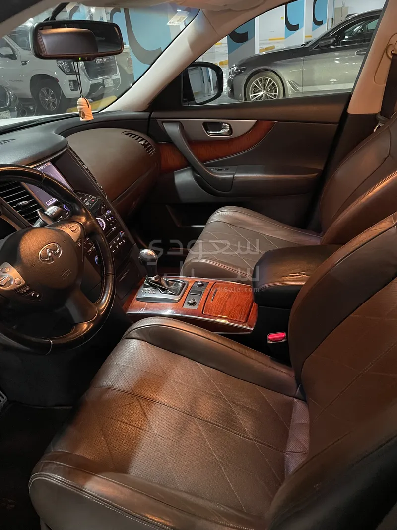 2013 انفينيتي اف اكس 37