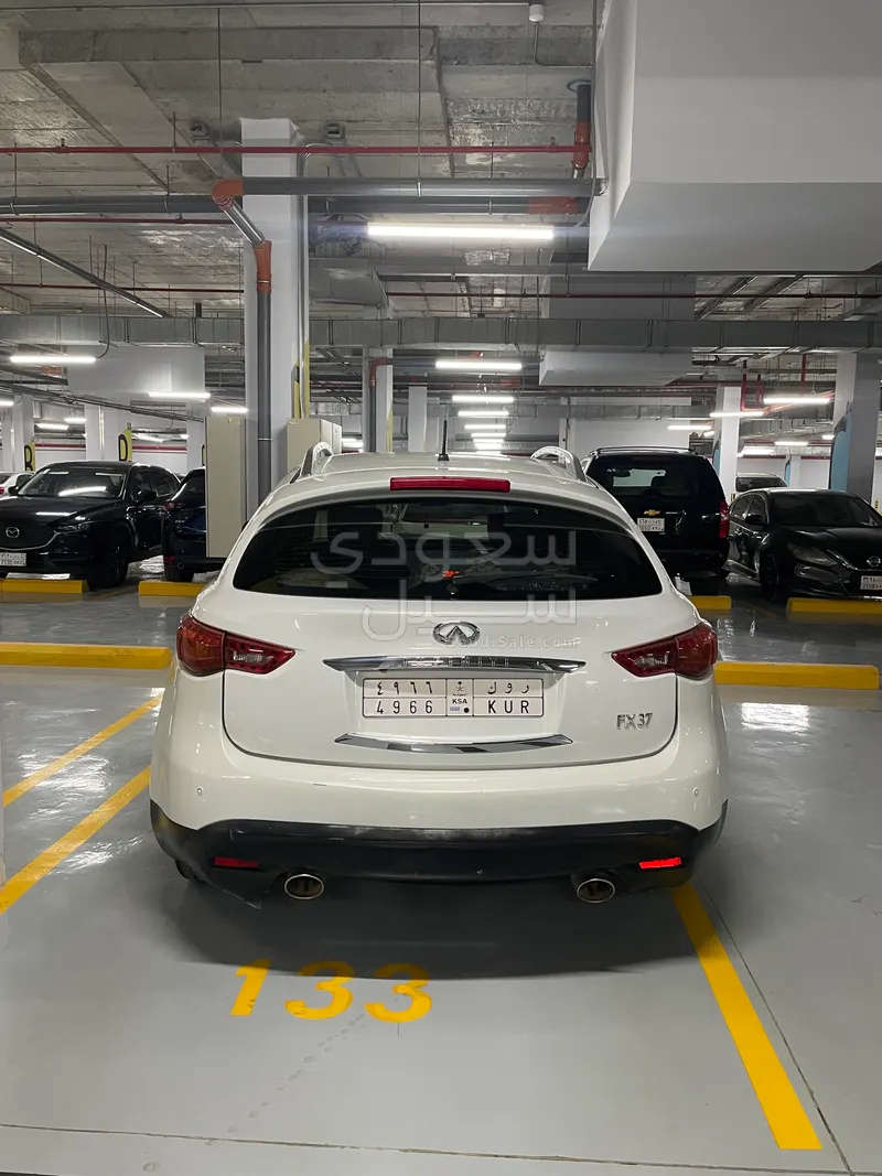 2013 انفينيتي اف اكس 37