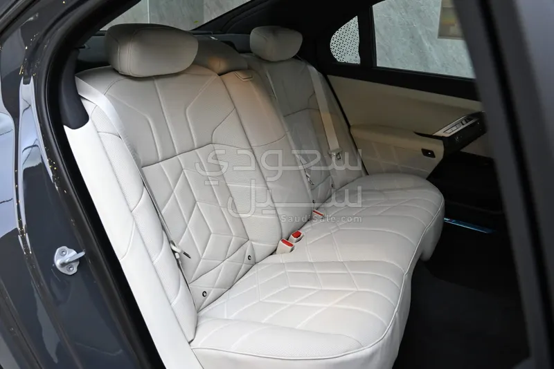 2026 بي ام دبليو الفئة السابعة 735أي