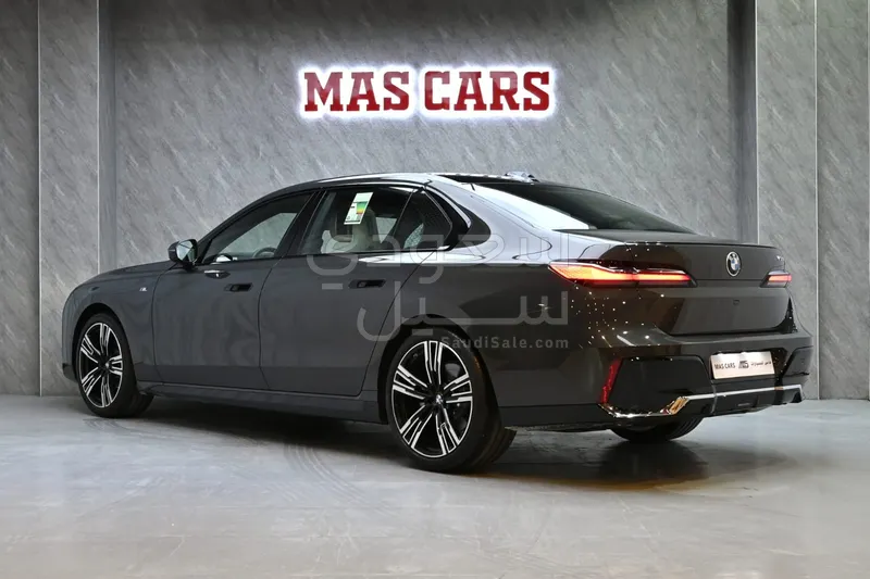 2026 بي ام دبليو الفئة السابعة 735أي