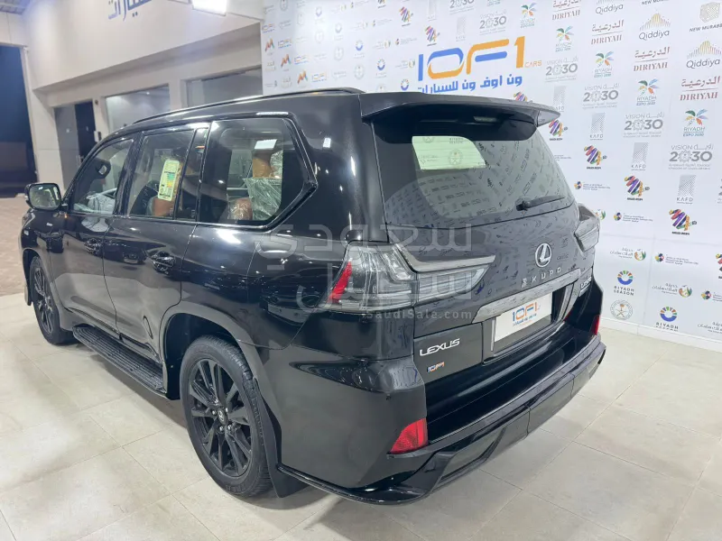 2019 لكزس إل إكس 570 بلاك اديشن