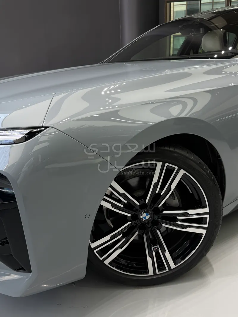 2026 بي ام دبليو الفئة السابعة 735أي