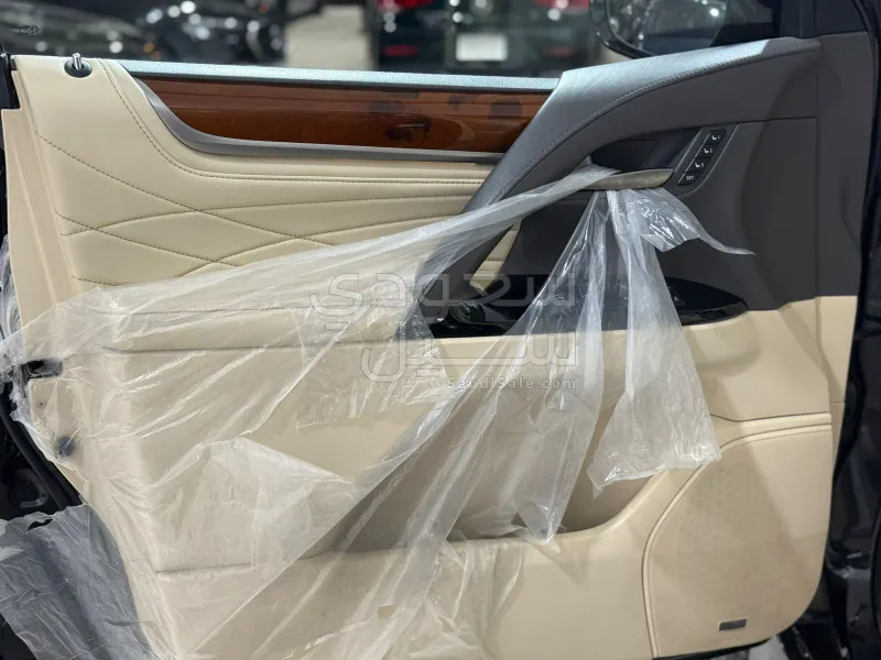 2020 لكزس إل إكس 570 بلاك اديشن