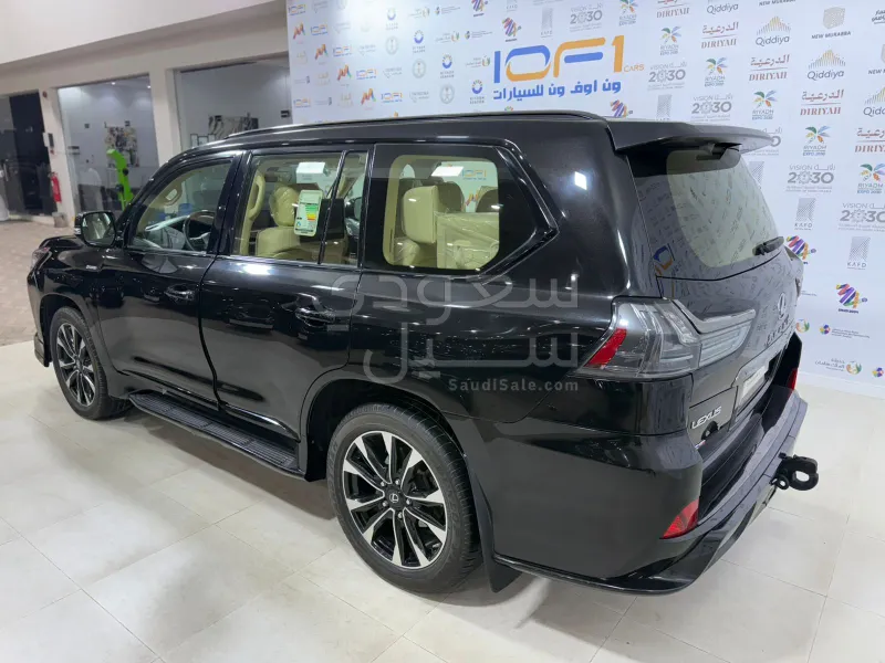 2020 لكزس إل إكس 570 بلاك اديشن