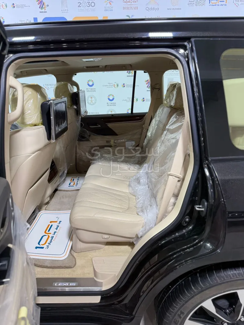 2020 لكزس إل إكس 570 بلاك اديشن