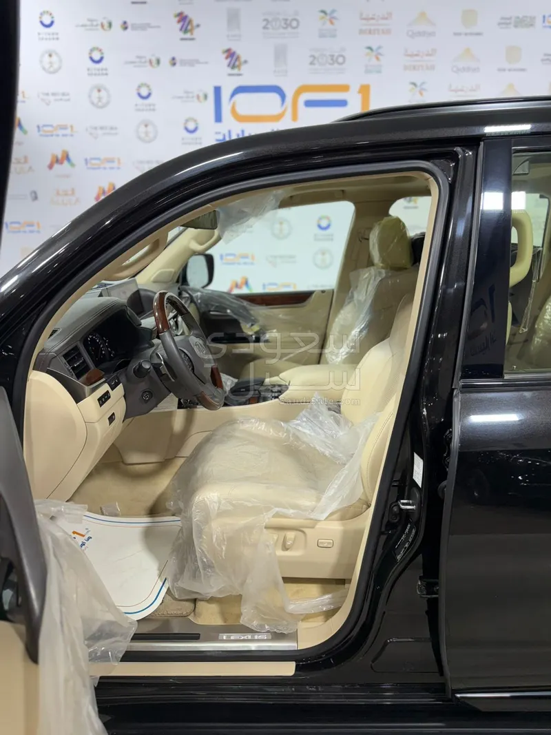 2020 لكزس إل إكس 570 بلاك اديشن