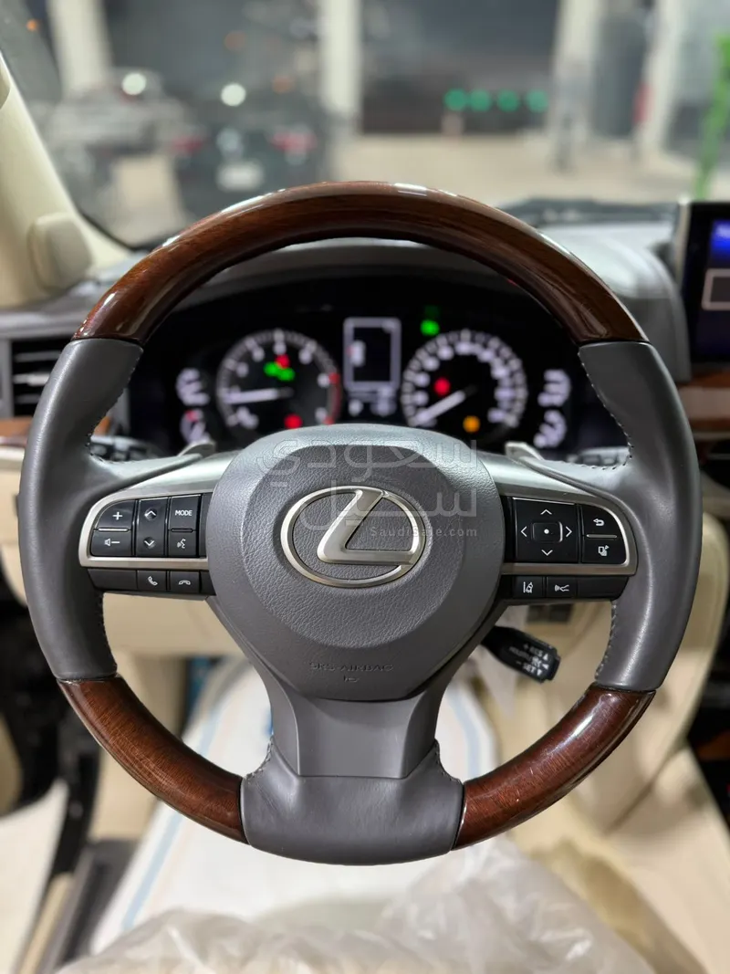 2020 لكزس إل إكس 570 بلاك اديشن