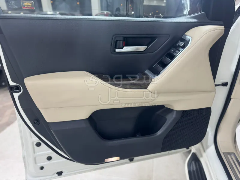 2022 تويوتا لاند كروزر في اكس ار