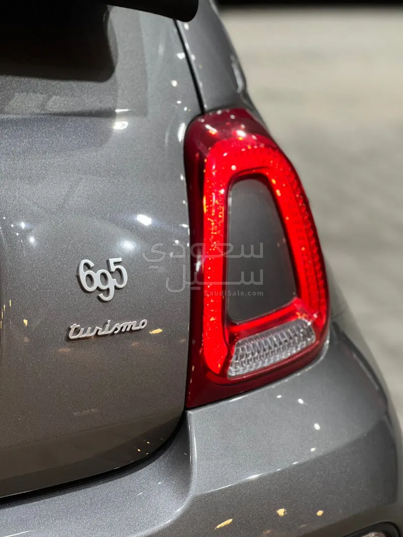 2023 فيات ابارث 695 توريزمو