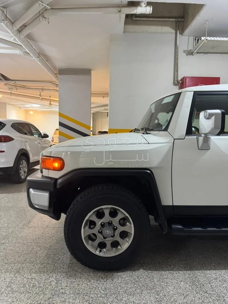 2012 تويوتا اف جي كروزر 1