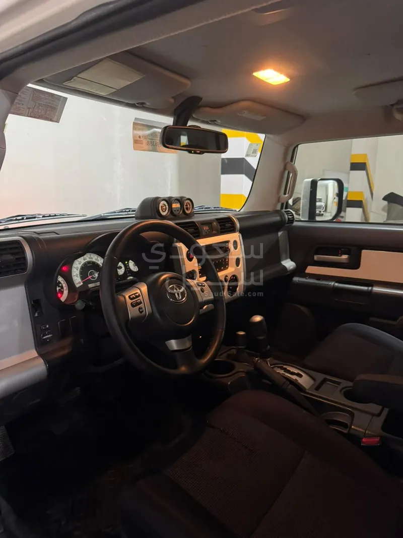 2012 تويوتا اف جي كروزر 1