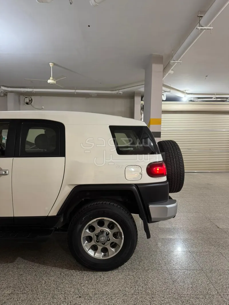 2012 تويوتا اف جي كروزر 1