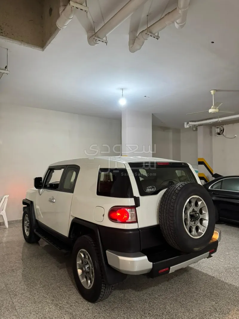 2012 تويوتا اف جي كروزر 1